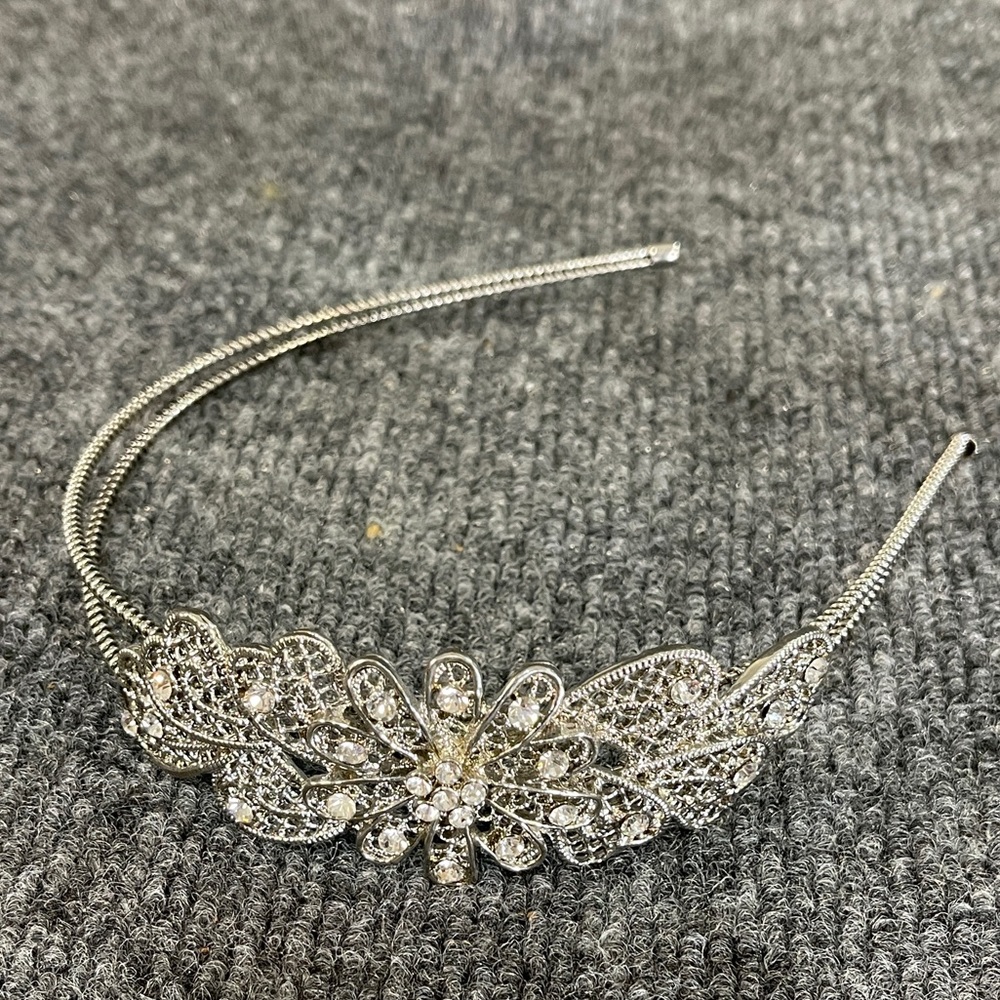 Flower Rhinestone Metal Coil Headband - Picture 9 of 10